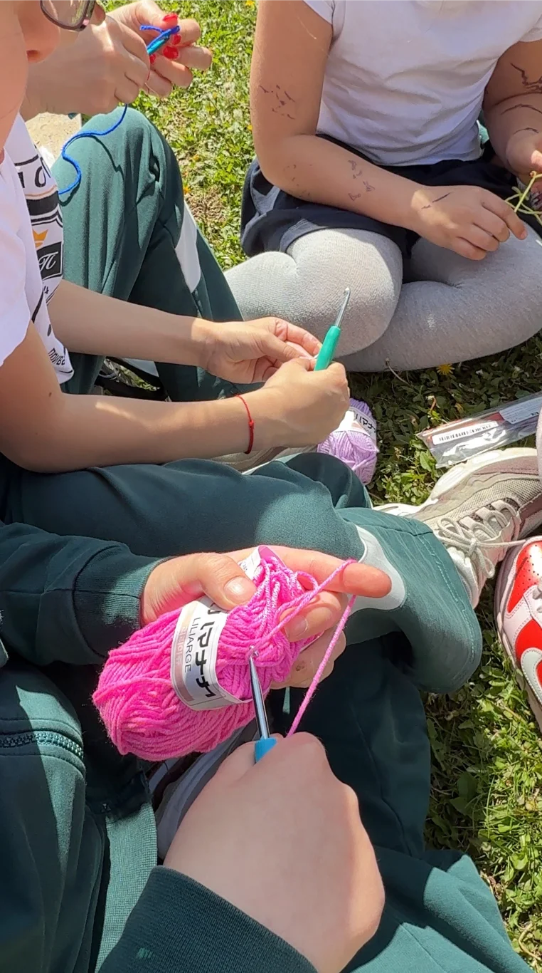 Kreativna radionica heklanja u školskom dvorištu