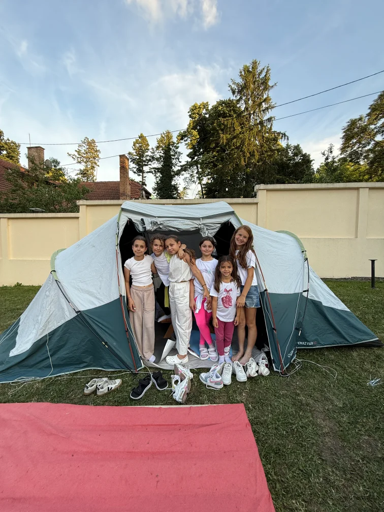 Nezaboravno kampovanje u školskom dvorištu